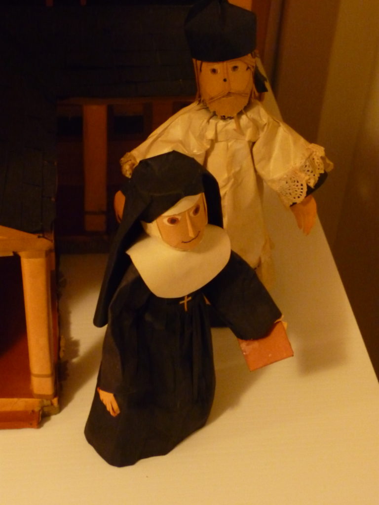 Paper models of Sister and Priest